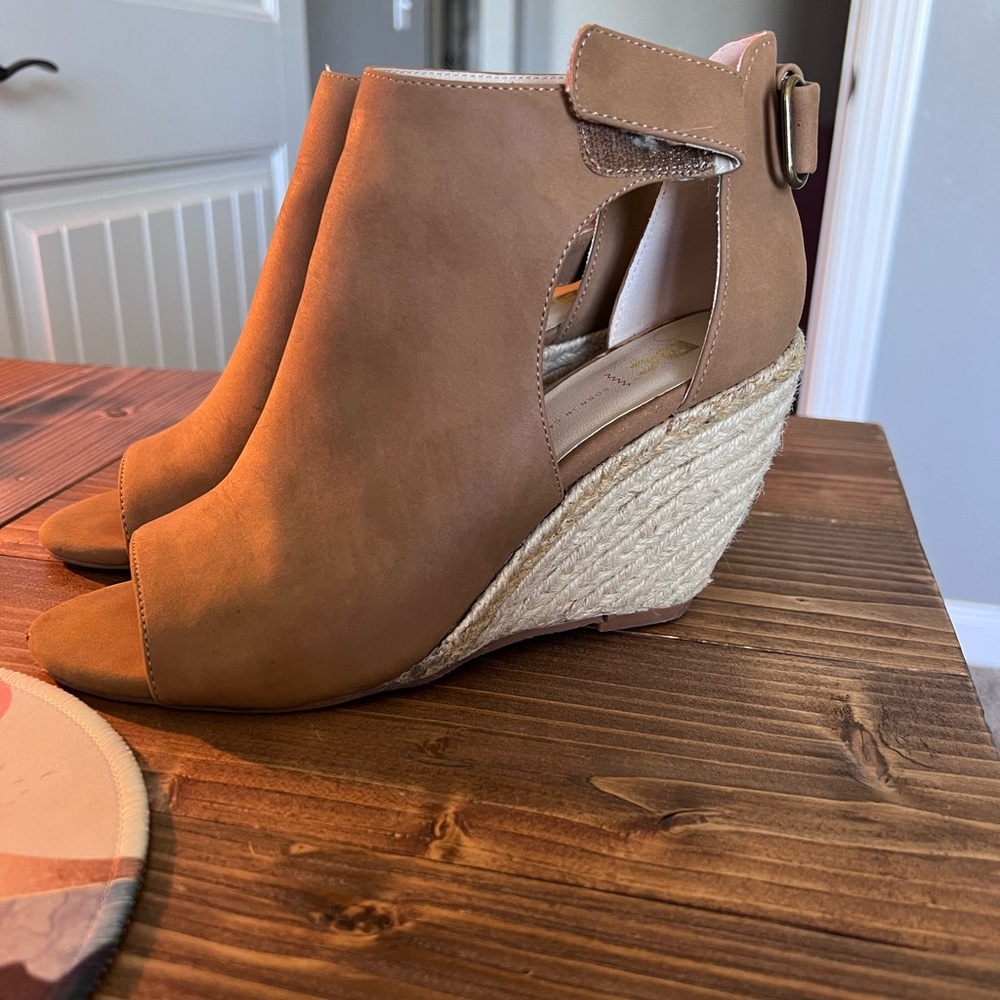 Open toe wedge shoes